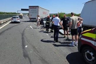 Știri de azi | Trei copii şi 11 adulţi, răniţi într-un accident rutier pe autostrada A1 Deva-Nădlac, în zona localităţii timişene Margina/ Au fost implicate cinci autoturisme, un autotren şi o autoutilitară - Știri de azi | 