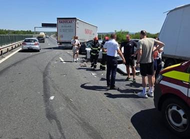 accident-timisjpg - Știri de azi Știri de azi | Trei copii şi 11 adulţi, răniţi într-un accident rutier pe autostrada A1 Deva-Nădlac, în zona localităţii timişene Margina/ Au fost implicate cinci autoturisme, un autotren şi o autoutilitară - Știri de azi |