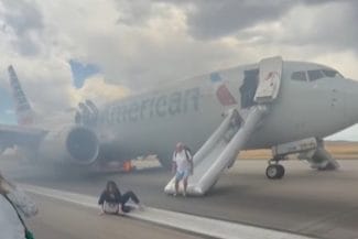 Știri de azi | Frânele unui Boeing 737 MAX 8 iau foc la decolare, la Denver. 173 de pasageri şi şase membri ai echipajului, evacuaţi pe tobogan. Un pasager către Miami, rănit uşor. Incendiul stins de pompieri din oraş - Știri de azi | 
