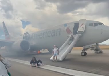 Știri de azi | Frânele unui Boeing 737 MAX 8 iau foc la decolare, la Denver. 173 de pasageri şi şase membri ai echipajului, evacuaţi pe tobogan. Un pasager către Miami, rănit uşor. Incendiul stins de pompieri din oraş - Știri de azi | 