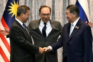 anwar-ibrahim-hun-manet-phumtham-wechayachai-putrajaya-malaysia-afpjpg - Știri de azi Știri de azi | Thailanda acuză Cambodgia, care dezminte, de încălcarea armistiţiului sub egida Malaysiei, după ce a intrat în vigoare - Știri de azi |