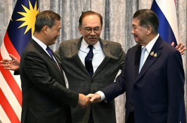 anwar-ibrahim-hun-manet-phumtham-wechayachai-putrajaya-malaysia-afpjpg - Știri de azi Știri de azi | Thailanda acuză Cambodgia, care dezminte, de încălcarea armistiţiului sub egida Malaysiei, după ce a intrat în vigoare - Știri de azi |