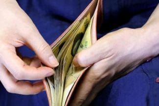 bani-in-portofeljpg - Știri de azi Știri de azi | NAI Romania: Creşterea TVA va duce la recesiune economică. În 2010, când TVA a crescut de la 19 la 24%, România a înregistrat o scădere a PIB-ului de 1,6%, iar multe companii au intrat în faliment - Știri de azi |