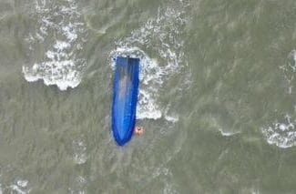 barca-rasturnatajpg - Știri de azi Știri de azi | Bărbatul care conducea ambarcaţiunea răsturnată în Golful Musura, accident soldat cu moartea a patru persoane, reţinut/ El ar fi permis îmbarcarea mai multor pasageri, a plecat din port fără a ţine cont de vremea rea şi a ieşit cu ambarcaţiunea pe mare - Știri de azi |