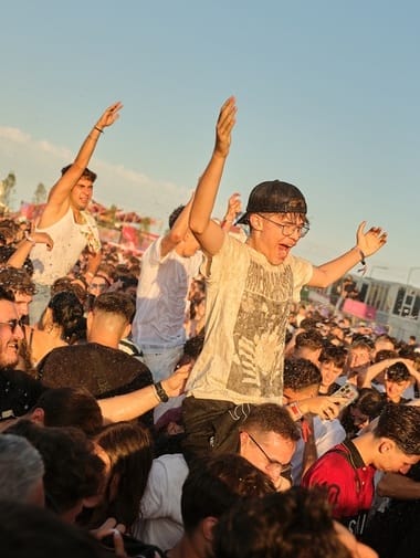 beach-pleasejpg - Știri de azi Știri de azi | La festivalul Beach, Please! s-a scandat „Ceauşescu, Ceauşescu!”. IICMER: „Un gest profund îngijorător. Vă îndemnăm să vă informaţi, să aflaţi adevărul şi să învăţaţi din istorie”/ VIDEO - Știri de azi |