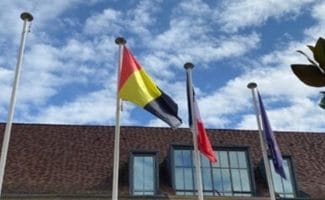 besancon-steag-ucraina-twjpg - Știri de azi Știri de azi | Primăria de la Besançon, în estul Franţei, depune o plângere cu privire la”furtul” unui steag ucrainean, pe care o retrage după ce anunţă că steagul a fost dat jos ”din greşeală” de agenţi municipali - Știri de azi |