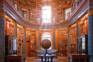 Știri de azi | Cea mai veche bibliotecă din Ungaria se luptă pentru a salva 100.000 de cărţi de o infestare cu insecte – FOTO - Știri de azi | 