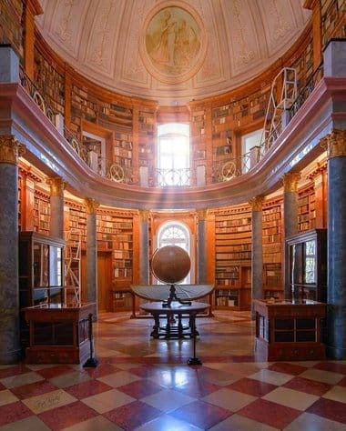 Știri de azi | Cea mai veche bibliotecă din Ungaria se luptă pentru a salva 100.000 de cărţi de o infestare cu insecte – FOTO - Știri de azi | 