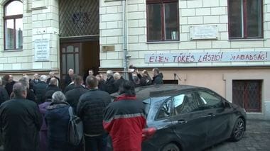 biserica-tokesjpg - Știri de azi Știri de azi | Timişoara: Poliţiştii caută persoana care a vandalizat plăcuţa cu înscrisuri în limba maghiară de pe Biserica Reformată, unde a slujit Laszlo Tokes - Știri de azi |