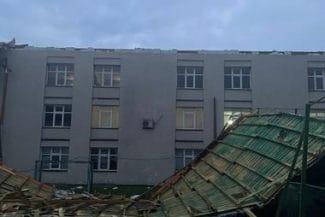 c5a902cc-7b7d-4883-983e-8a97a1c4d67ajpg - Știri de azi Știri de azi | Botoşani: Pompierii au primit 29 de apeluri la 112 privind efectele furtunii în mai multe localităţi / Mai multe locuinţe au fost inundate, copaci dărâmaţi, acoperişul unui internat luat de vânt / A fost emis mesaj RO-Alert - Știri de azi |