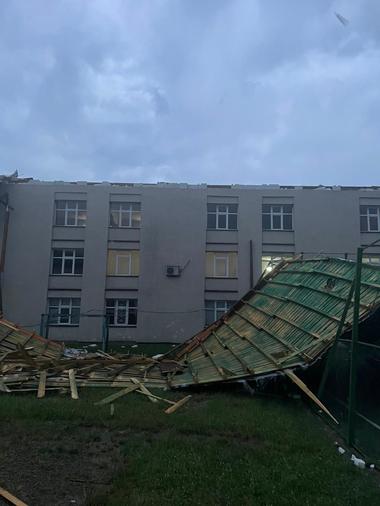 c5a902cc-7b7d-4883-983e-8a97a1c4d67ajpg - Știri de azi Știri de azi | Botoşani: Pompierii au primit 29 de apeluri la 112 privind efectele furtunii în mai multe localităţi / Mai multe locuinţe au fost inundate, copaci dărâmaţi, acoperişul unui internat luat de vânt / A fost emis mesaj RO-Alert - Știri de azi |