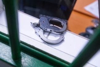 Știri de azi | Un angajat al unui centru pentru vârstnici şi copii din judeţul Arad, reţinut după ce ar fi lovit beneficiar cu un lemn / Victima, de 16 ani, a fost transportată la spital - Știri de azi | 