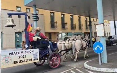 clopjpg - Știri de azi Știri de azi | Caravana care transportă ”Clopotul Păcii” pe o distanţă de peste 4.800 Km până la Ierusalim traversează România - Știri de azi |