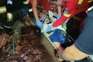 copil-cazut-tg-msjpg - Știri de azi Știri de azi | Copil căzut într-un canal tehnologic cu o adâncime de patru metri, la Târgu Mureş/ El are fracturi la braţe, fiind preluat în stare gravă de un echipaj medical – FOTO - Știri de azi |