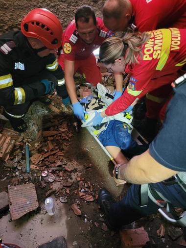 Știri de azi | Copil căzut într-un canal tehnologic cu o adâncime de patru metri, la Târgu Mureş/ El are fracturi la braţe, fiind preluat în stare gravă de un echipaj medical – FOTO - Știri de azi | 