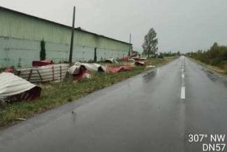 Știri de azi | Caraş Severin: O furtună puternică a provocat pagube însemnate. Un stâlp a căzut peste o maşină, acoperişuri au fost luate de vânt - Știri de azi | 