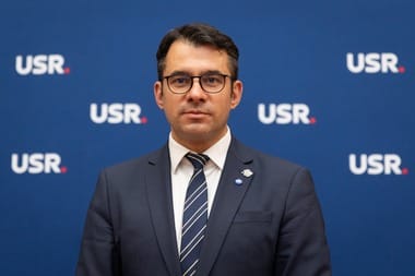 Știri de azi | Pălărie (USR): Moţiunea este cea mai josnică farsă a unora care pretind că ascultă durerea unor oameni, dar ei sunt nişte clovni / Mai mergeţi să vă filmaţi cu români care stau la coadă să semneze pentru apartamente fictive? - Știri de azi | 