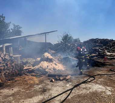 Știri de azi | Prahova: Incendiu la o fabrică de cherestea din localitatea Filipeştii de Târg. Focul a fost provocat, cel mai probabil, de radiaţia solară acumulată sau reflectată, spun pompierii - Știri de azi | 