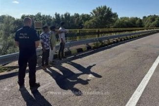 Știri de azi | Şase migranţi din Sri Lanka şi Irak au încercat să treacă ilegal Prutul pentru a intra în România din Republica Moldova / Au fost prinşi şi doi bărbaţi care urmau să preia persoanele respective pentru a le duce în vestul Europei – FOTO - Știri de azi | 