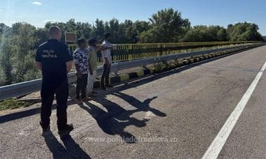 Știri de azi | Şase migranţi din Sri Lanka şi Irak au încercat să treacă ilegal Prutul pentru a intra în România din Republica Moldova / Au fost prinşi şi doi bărbaţi care urmau să preia persoanele respective pentru a le duce în vestul Europei – FOTO - Știri de azi | 