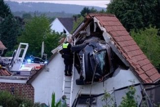 germania-accident-hayjpg - Știri de azi Știri de azi | Şase răniţi, doi grav, în Germania, după ce o maşină loveşte un copil, ”zboară” şi se încastrează sub acoperişul unui garaj, la trei metri înălţime - Știri de azi |