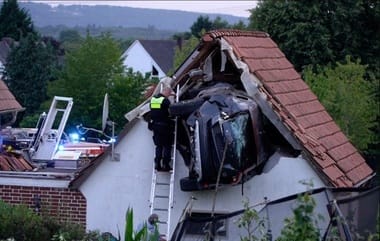 germania-accident-hayjpg - Știri de azi Știri de azi | Şase răniţi, doi grav, în Germania, după ce o maşină loveşte un copil, ”zboară” şi se încastrează sub acoperişul unui garaj, la trei metri înălţime - Știri de azi |