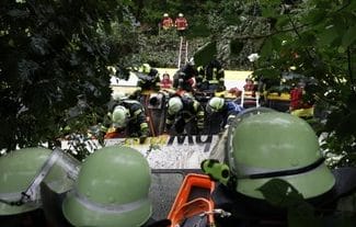 germania-deraiere-canalizare-twjpg - Știri de azi Știri de azi | Deraierea unui tren soldată cu trei morţi şi 41 de răniţi în în sud-vestul Germaniei, cauzată de o alunecare de teren, în urma revărsării unei canalizări din cauza unor ploi puternice. Nu există niciun semn al unui act criminal, anunţă anchetatorii - Știri de azi |