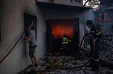 Știri de azi | Pompieri greci luptă, a doua zi la rând, împotriva unor incendii de pădure devastatoare în mai multe regiuni. Cinci incendii principale fac favagii în în Peninsula Pelopones şi pe insulele Creta, Evia şi Kythira, în condiţii de vânt şi caniculă - Știri de azi | 