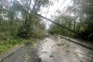 Știri de azi | Hunedoara: Acoperişul unui bloc a fost smuls în municipiu, copaci căzuţi în diferite zone ale oraşului, mai multe autoturisme avariate, în urma vijeliei - Știri de azi | 