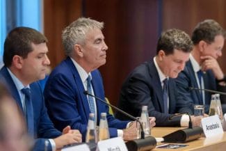 Știri de azi | Zeci de contracte publice pentru firma partenerei vicepremierului Dragoș Anastasiu: achiziții directe, legături politice și opacitate în cheltuirea banului public - Știri de azi | 