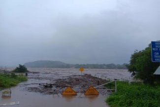 inundatii-texas-xjpg - Știri de azi Știri de azi | Texas – Numărul morţilor în urma viiturilor ajunge la 32, dintre care 14 sunt copii. Cel puţin 20 de fete din tabăra inundată sunt încă date dispărute. Autorităţile locale spun că nu au fost avertizate în privinţa gravităţii fenomenelor - Știri de azi |