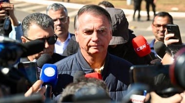 jair-bolsonaro-bratara-twjpg - Știri de azi Știri de azi | Avocaţii lui Bolsonaro dau asigurări că fostul preşedinte de extremă dreapta nu a încălcat interdicţia de a folosi reţele de socializare în timpul procesului în care este judecat cu privire la tentativă de lovitură de stat - Știri de azi |