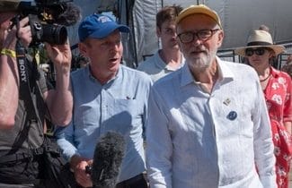 Știri de azi | Jeremy Corbyn, fostul lider al Partidului Laburist britanic, lansează o nouă formaţiune, Your Party. ”Sistemul este trucat atunci când acest Guverm spune că nu există bani pentru săraci, dar (există) milioane pentru război” - Știri de azi | 