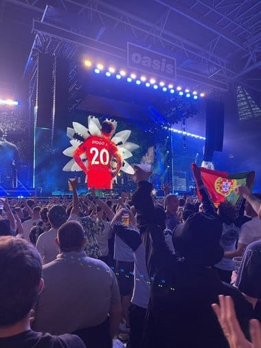 jotajpg - Știri de azi Știri de azi | Oasis s-a reunit după mai bine de 15 ani într-un concert spectaculos la Cardiff. Fraţii Liam şi Noel Gallagher i-au adus un omagiu lui Diogo Jota – VIDEO - Știri de azi |