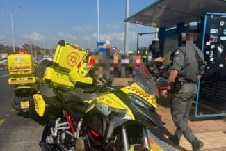 kfar-yona-atac-cu-masina-statie-de-autobuz-tw5jpg - Știri de azi Știri de azi | Opt răniţi în Israel, într-un atac cu o maşină într-o staţie de autobuz la Kfar Yona, la nord de Tel Aviv. Şoferul, care a fugit după atac, căutat de poliţie. Vehiculul, găsit abandonat - Știri de azi |