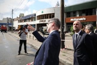 Știri de azi | Şeful diplomaţiei franceze, Jean-Noël Barrot, soseşte într-o vizită de două zile la Kiev, în urma unor atacuri ruse soldate cu un mort şi doi răniţi. Incendii la o grădiniţă în districtul Dniprovski. Imobile locuite, un supermarket şi intrarea unei staţii - Știri de azi | 