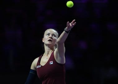 Știri de azi | Wimbledon: Barbora Krejcikova, deţinătoarea trofeului, eliminată în turul trei/ Iga Swiatek a acces în optimi - Știri de azi | 