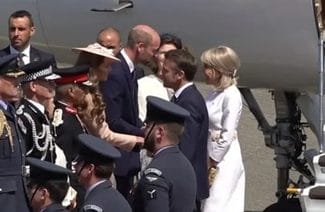 macron-william-hayjpg - Știri de azi Știri de azi | Macron, primit de William şi Kate la baza militară Northolt, salută la începutul unei vizite de stat de trei zile, ”un moment important pentru naţiunile noastre - Știri de azi |