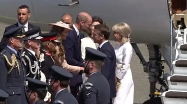 macron-william-hayjpg - Știri de azi Știri de azi | Macron, primit de William şi Kate la baza militară Northolt, salută la începutul unei vizite de stat de trei zile, ”un moment important pentru naţiunile noastre - Știri de azi |