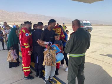 mae-misiune-copiijpg - Știri de azi Știri de azi | Doisprezece pacienţi copii şi 36 de rude ale acestora, evacuaţi din Israel cu un avion al Forţelor Aeriene Române - Știri de azi |