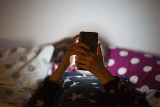 Știri de azi | Dependența de ecrane începe la 5 ani. Salvați Copiii: ‘Ajung să-și măsoare valoarea în reacții’ - Știri de azi | 