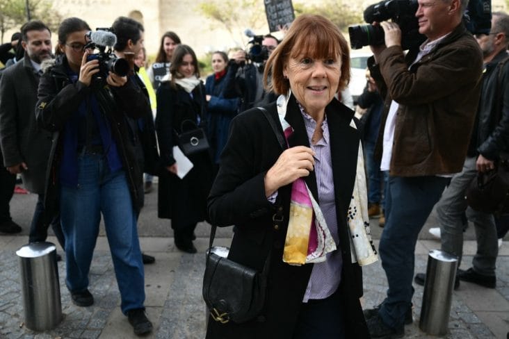 media-173113437658570600jpg - Știri de azi Știri de azi | Emmanuel Macron o decorează pe femeia violată de sute de ori cu acceptul soțului său - Știri de azi |