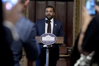 Știri de azi | Presiune uriașă pe șeful FBI: va demisiona din cauza deciziei controversate în cazul Jeffrey Epstein? - Știri de azi | 