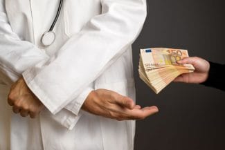 Știri de azi | Ce spune ministrul Sănătății despre șpăgile din spitale. Rogobete transmite un mesaj pentru medicii șpăgari - Știri de azi | 