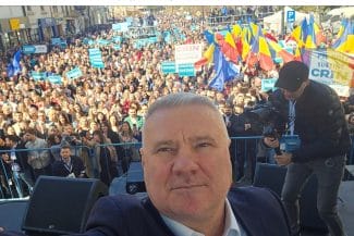 Știri de azi | Scandal pe scena de la ‘Beach, Please!’ | Deputatul Gigel Știrbu (PNL): ‘Libertatea de exprimare nu înseamnă batjocorirea propriei țări’ - Știri de azi | 