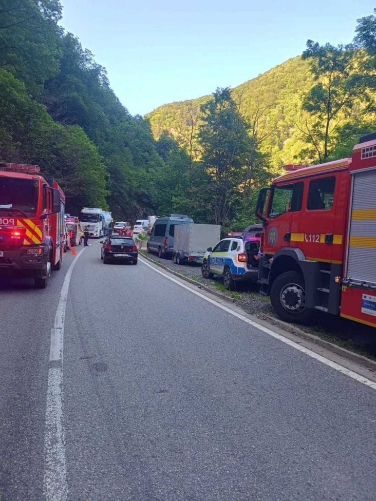 media-175043909719571300jpg - Știri de azi Știri de azi | Trafic restricţionat pe DN 7, în judeţul Vâlcea, din cauza aluviunilor aduse de ploaie pe carosabil - Știri de azi |