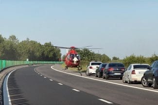 media-175060953289310600jpeg - Știri de azi Știri de azi | Elicopterul SMURD, chemat pe Autostrada Soarelui pentru un copil de 6 ani care se simte rău - Știri de azi |
