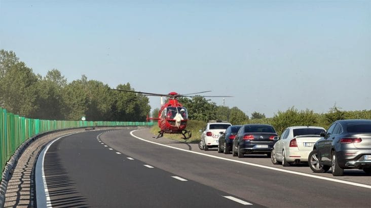Știri de azi | Elicopterul SMURD, chemat pe Autostrada Soarelui pentru un copil de 6 ani care se simte rău - Știri de azi | 