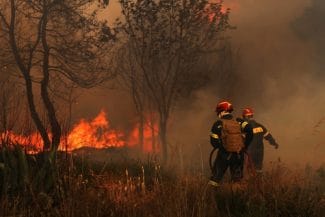 Știri de azi | Pompierii se luptă cu incendii în toată ţara – Unele localităţi, evacuate - Știri de azi | 