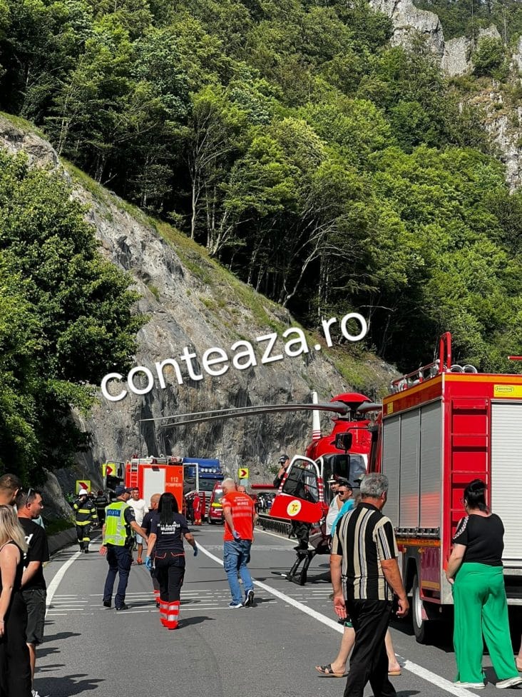 media-175120766274308100jpg - Știri de azi Știri de azi | Patru răniți după ce o mașină s-a răsturnat în urma exploziei unui pneu - Știri de azi |